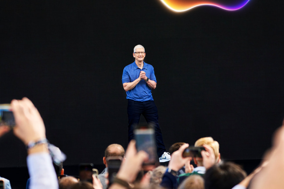 Tim Cook, WWDC24’ün açılış gününde Apple Park’taki sahnede görünüyor.