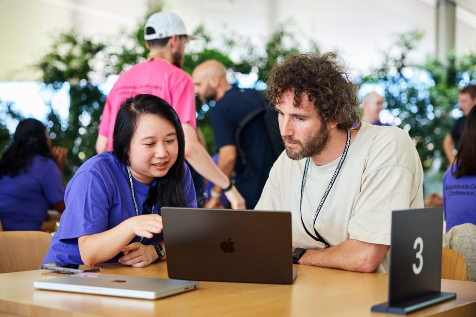 Bir Apple uzmanı, bire bire danışmanlık konuşmasında bir geliştiriciyle bir araya geliyor. 