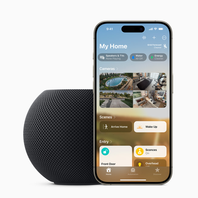 صورة تعرض HomePod mini بلون سماء الليل إلى جانب iPhone 15 Pro، حيث تظهر للمستخدم قائمة "منزلي".