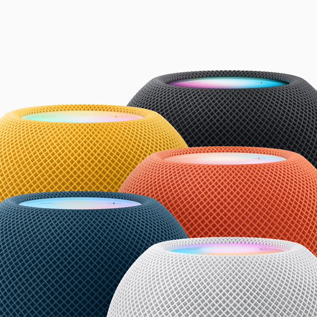 لقطة مقربة للتشكيلة الكاملة من ألوان HomePod mini: سماء الليل، والأصفر، والبرتقالي، والأزرق، والأبيض.