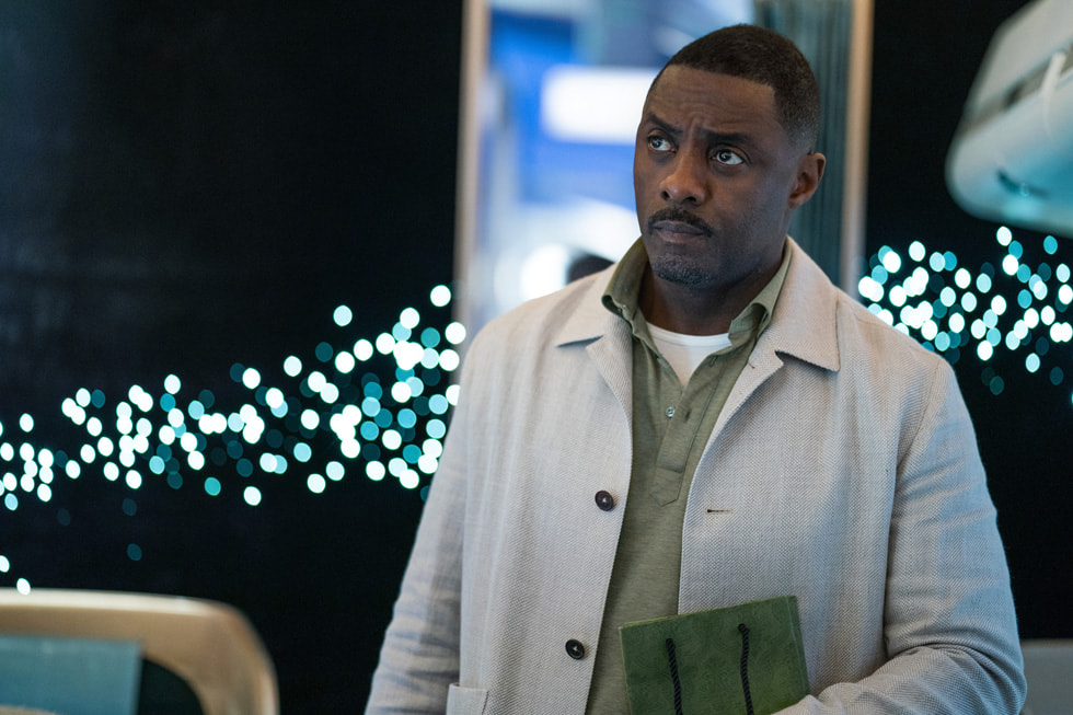 Fotos z serialu Apple TV+ „W powietrzu”. Jest na nim pokazany aktor Idris Elba.