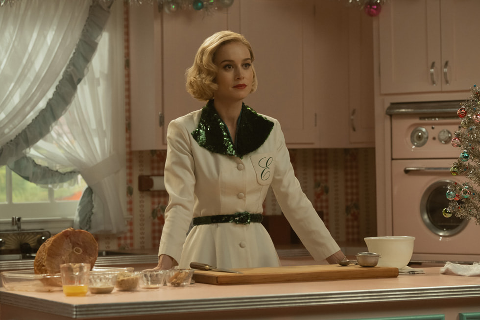 Fotos z serialu Apple TV+ „Lekcje chemii”. Jest na nim pokazana aktorka Brie Larson.