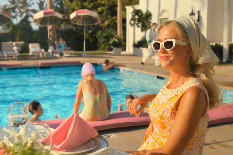 Fotos z serialu Apple TV+ „Palm Royale”. Jest na nim pokazana aktorka Kristen Wiig.