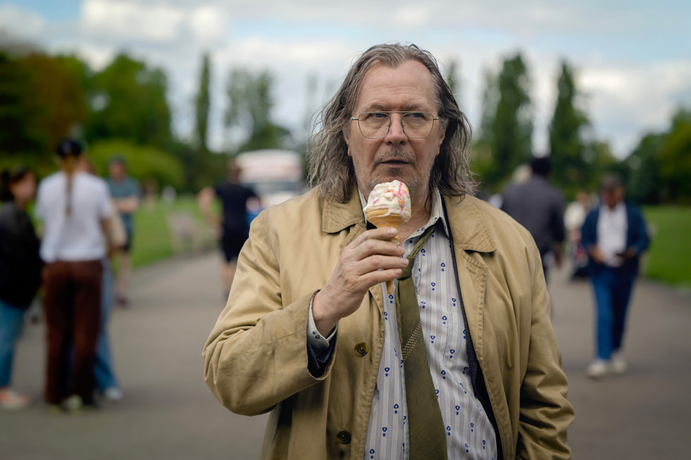Fotos z serialu dramatycznego Apple TV+ „Kulawe konie”. Jest na nim pokazany aktor Gary Oldman.