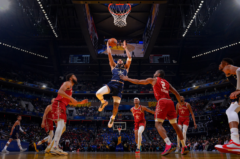 Une image du « NBA All-Star Weekend 2024 » montre des basketteurs en action.