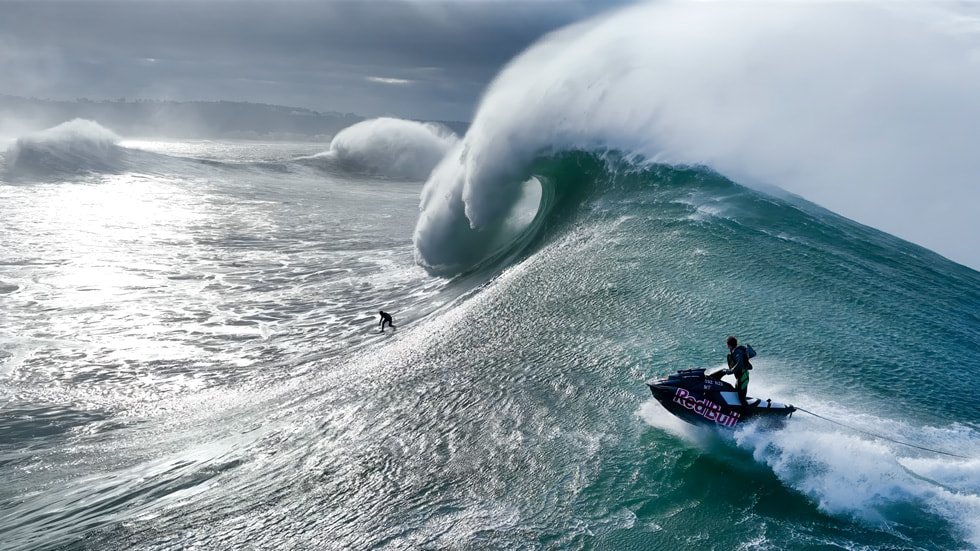 Une image de la série consacrée aux sports extrêmes à venir montre un surfeur devant une vague qui déferle.