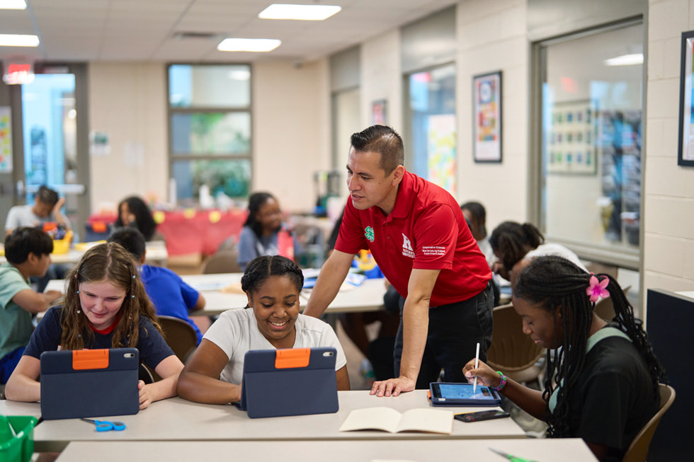 Rodrigo Sanchez Hernandez avec des élèves lors du camp STEM Explorers.
