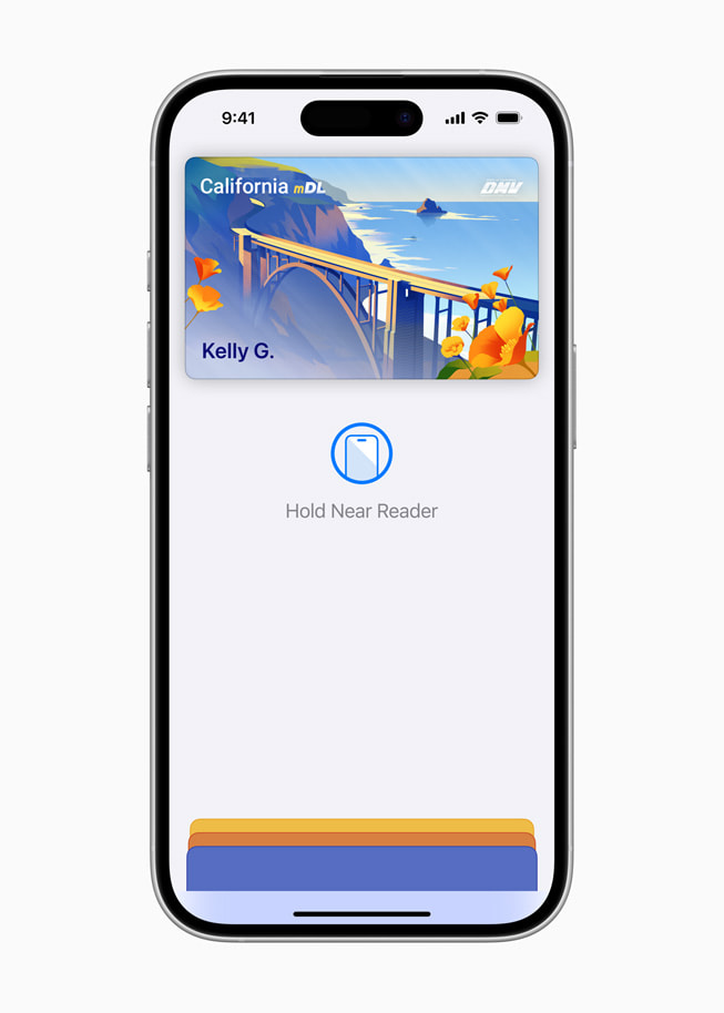 Se muestra la licencia de conducir de California de una usuaria en Wallet en un iPhone 16.