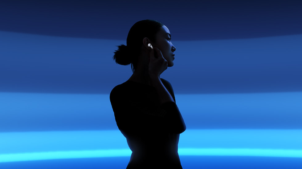 Silhouette einer Person mit AirPods 4 vor einem blauen Hintergrund.