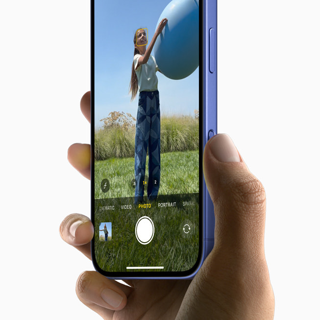 Iemand regelt de instellingen tijdens het maken van een portretfoto met iPhone 16.