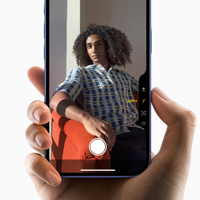 Iemand maakt een video van een duik in een meer met iPhone 16.