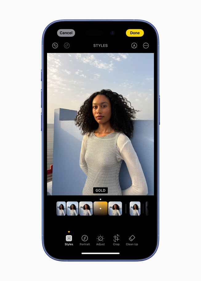 Fotografische stijlen op iPhone 16 met een foto van iemand waarbij gekozen is voor een gouden stijl.