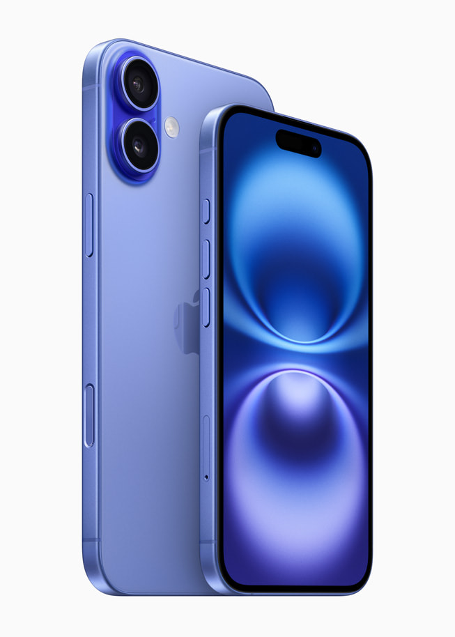 iPhone 16 en iPhone 16 Plus in ultramarijn naast elkaar.