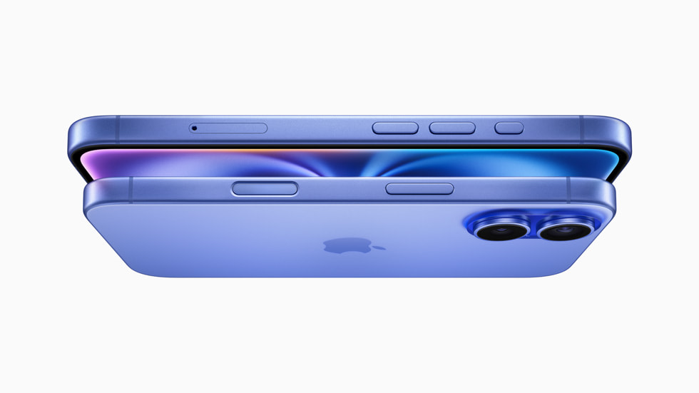 iPhone 16 en iPhone 16 Plus in ultramarijn op elkaar gestapeld.