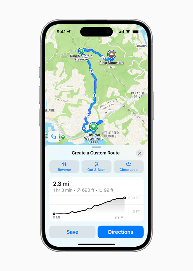 Na displeji iPhonu 16 se zobrazuje aplikace Apple Mapy s vlastní turistickou trasou.