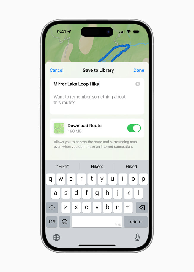Na displeji iPhonu 16 se zobrazuje uložení okruhu kolem jezera Mirror v Yosemitském národním parku do uživatelovy knihovny