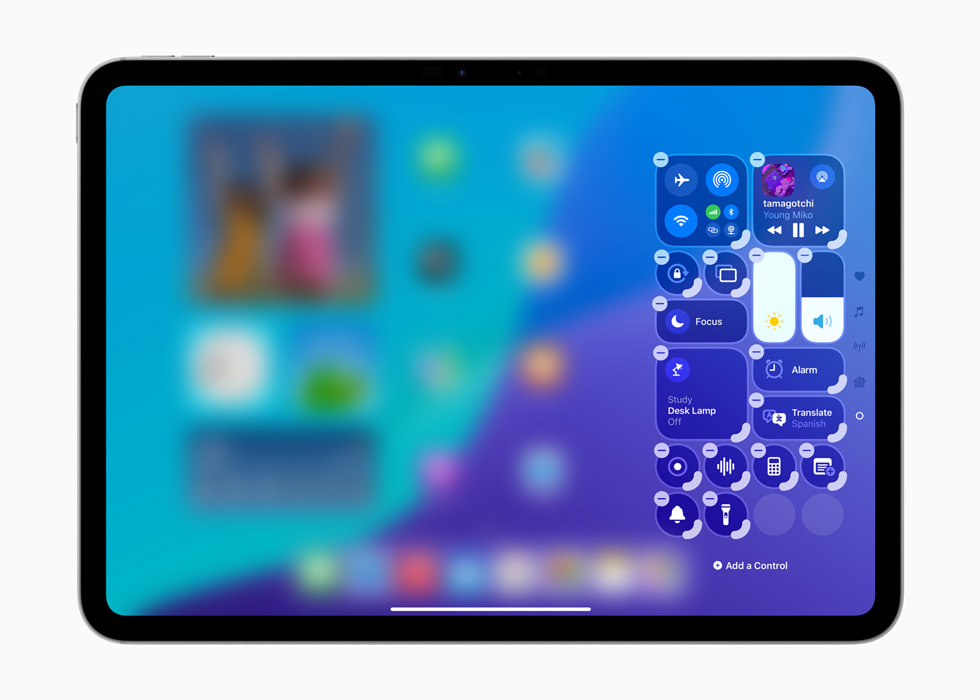 사용자화된 제어 센터를 보여주는 iPad Pro 11.