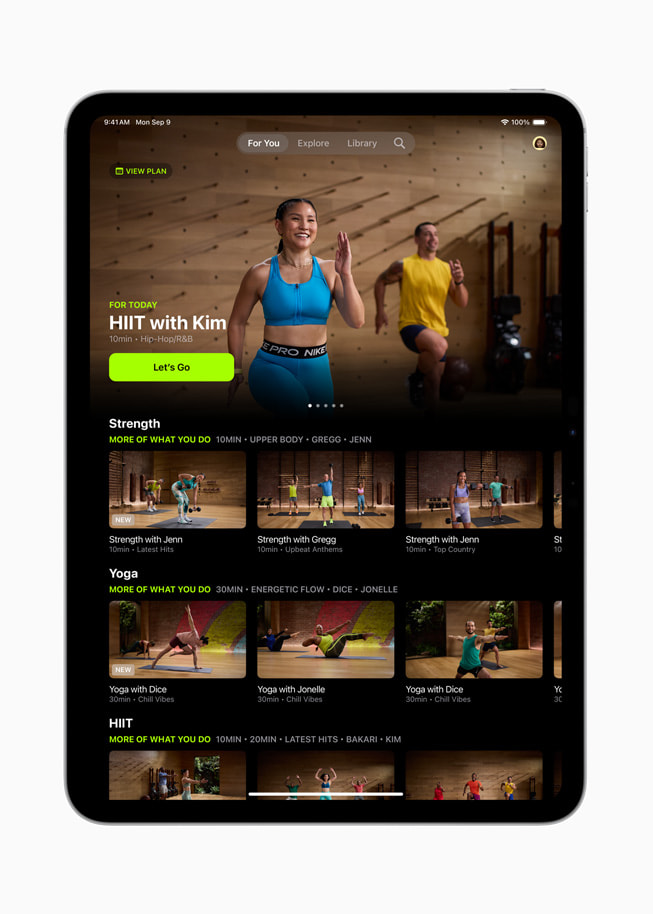 Apple Fitness+ 화면 내 새롭게 디자인된 탭 막대를 보여주는 iPad Pro 11.