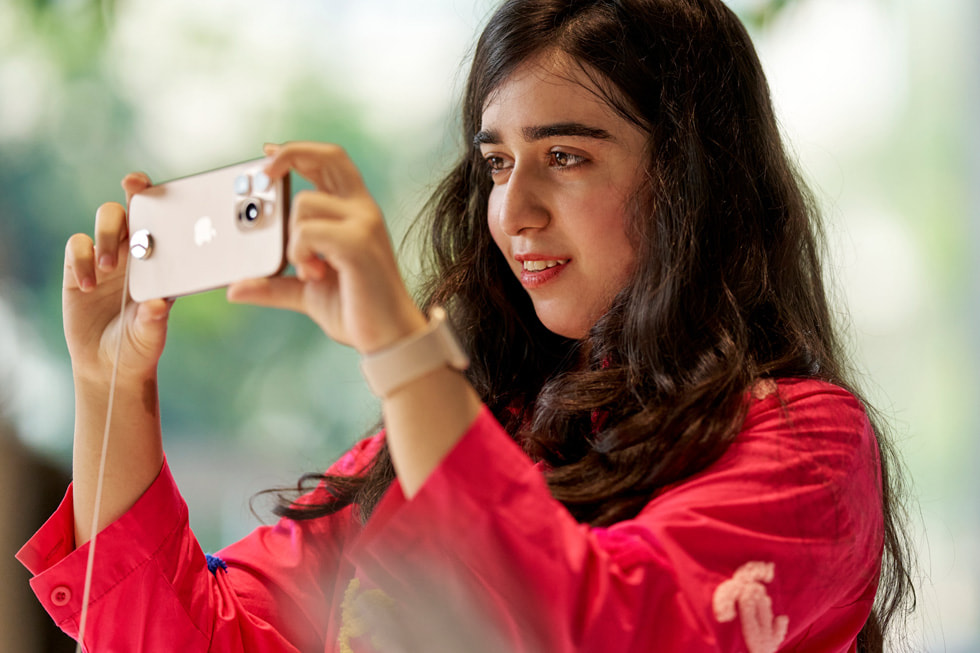 Une cliente essaie l’iPhone 16 Pro à Apple BKC, à Mumbai.