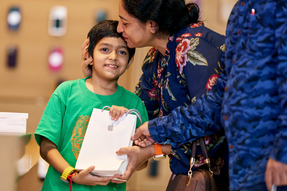 Un jeune client tient un sac contenant son nouvel achat effectué à Apple BKC, à Mumbai.