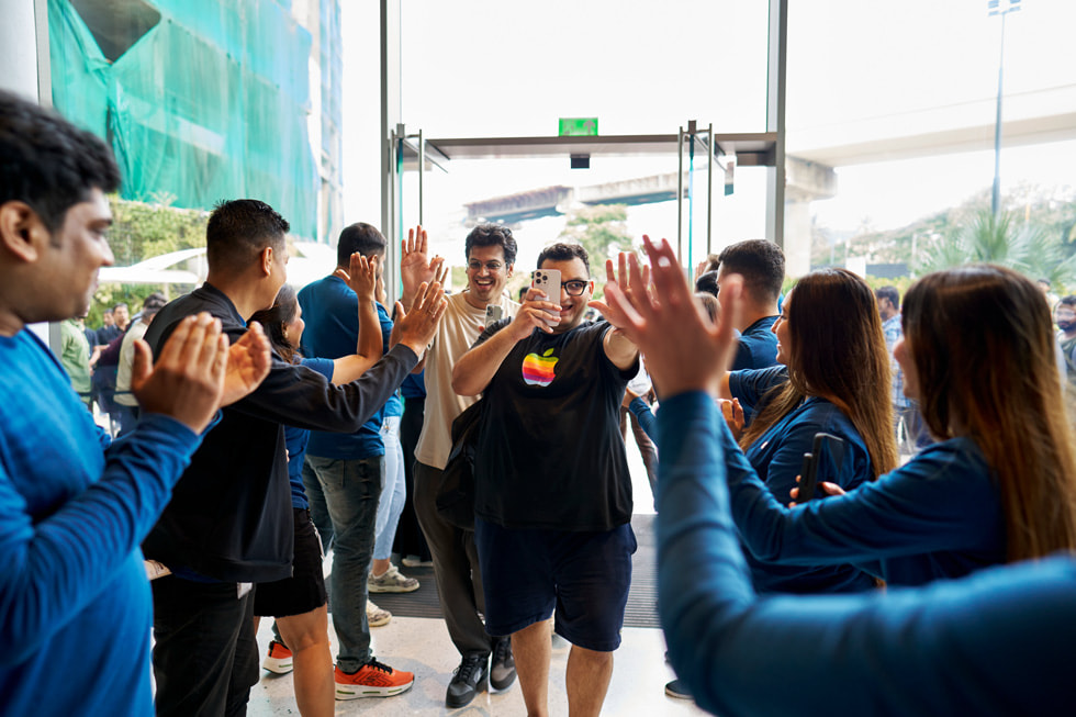 Des membres d’équipe d’Apple BKC, à Mumbai, accueillent les clients.