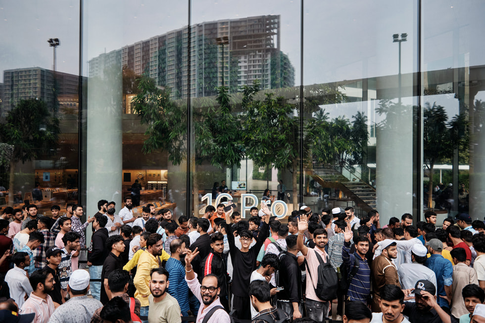 La file d’attente devant Apple BKC, à Mumbai.
