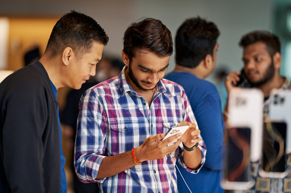 Un employé aide un client avec l’iPhone 16 Pro à Apple BKC, à Mumbai.