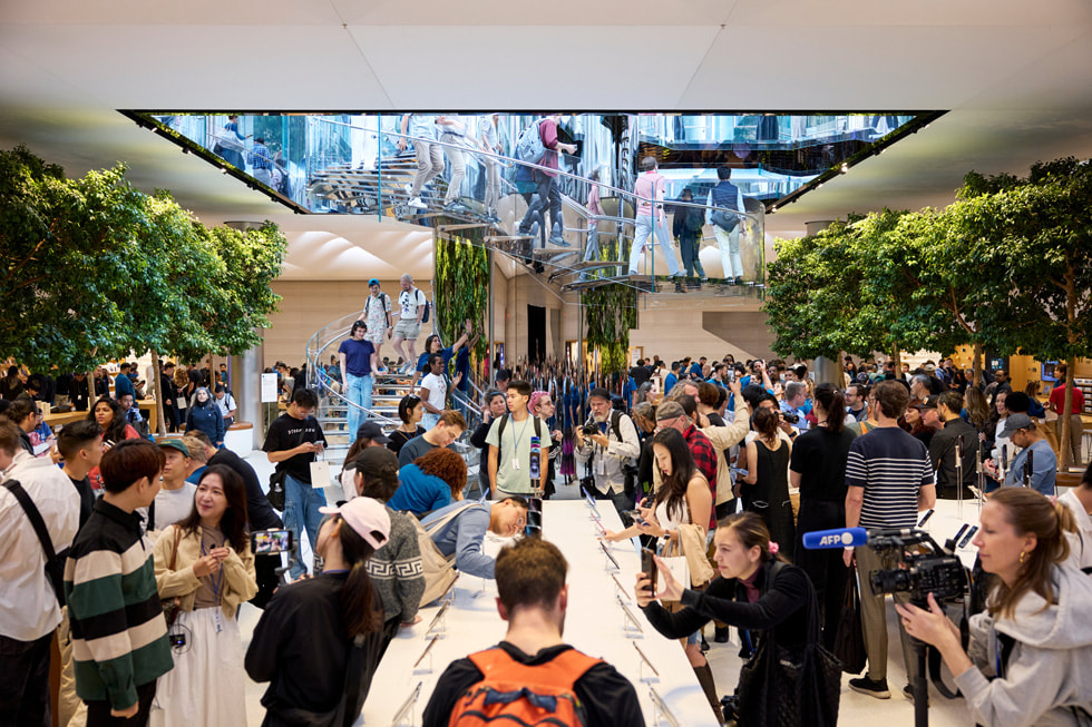 Une scène animée où se croisent une foule de clients et membres d’équipe à Apple Fifth Avenue, à New York.