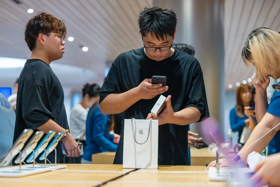Un client découvre son nouvel iPhone.