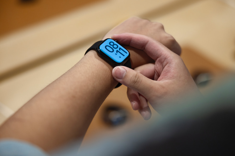 La nouvelle Apple Watch Series 10 en aluminium noir de jais au poignet d’un client.