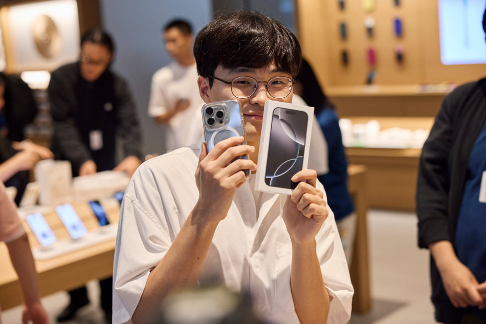 Un client montre son ancien iPhone et le nouveau.