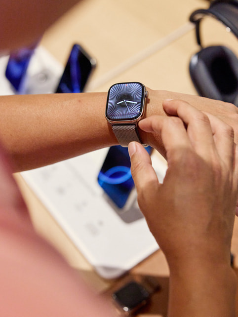 Un client essaie la nouvelle Apple Watch Series 10.