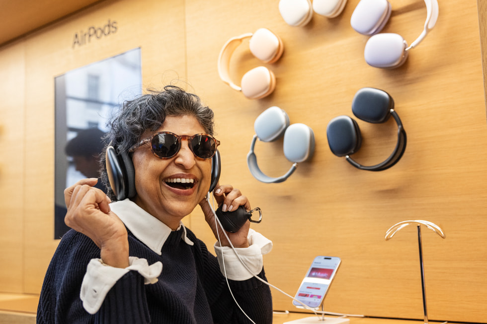 Une cliente essaie les AirPods Max en finition minuit à Apple Regent Street, à Londres.