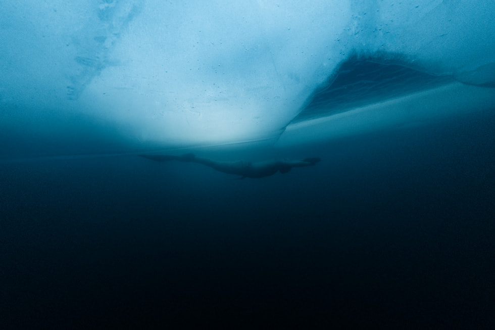 在《非凡歷險》的〈Ice Dive〉一集，一名潛水員可見於水底。