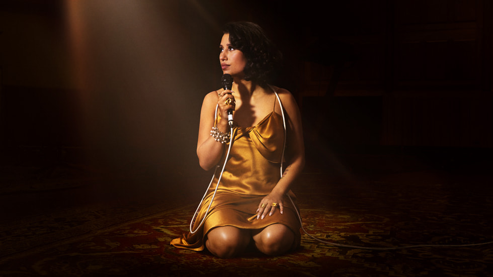 RAYE 在《Concert for One》第一集中手持咪高風擺姿勢。