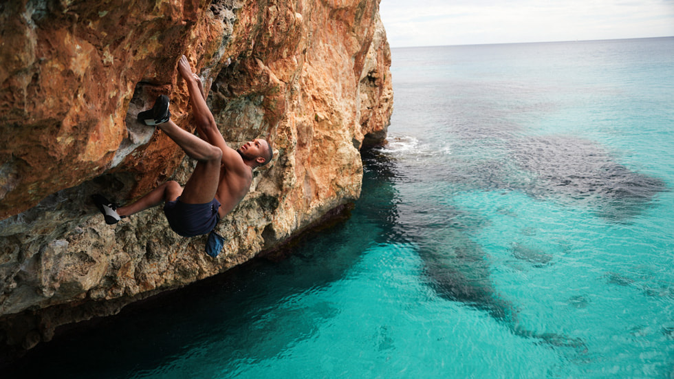 Snímek ze čtvrté epizody pořadu „Adventure“ nazvané „Deep Water Solo“