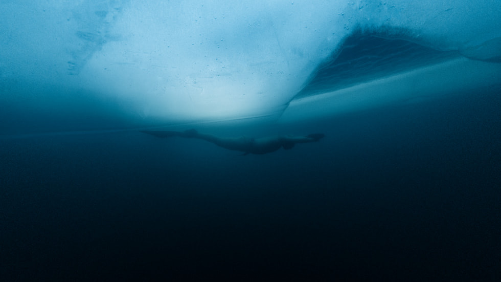 Snímek ze třetí epizody pořadu „Adventure“ nazvané „Ice Dive“