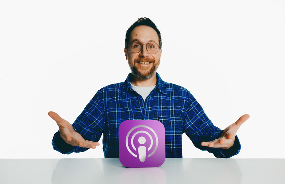 El creador del podcast “Hysterical”, Dan Taberski, posa con su premio Apple Podcasts Award.