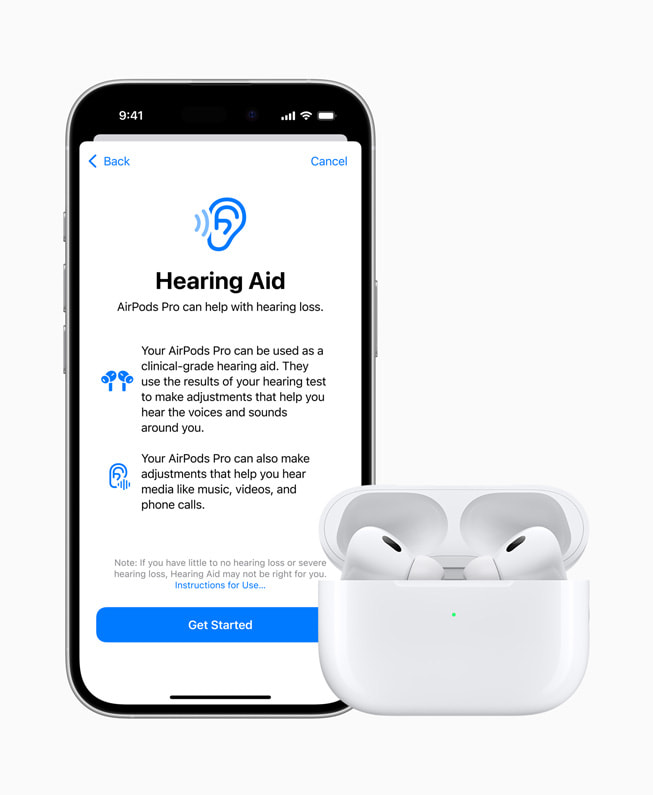 ميزة وسيلة مساعدة السمع الجديدة معروضة على iPhone 16 Pro مع زوج من AirPods Pro 2.
