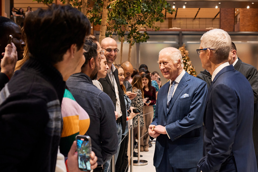 Le roi Charles et Tim Cook saluent les personnes présentes dans les bureaux d'Apple à Battersea.