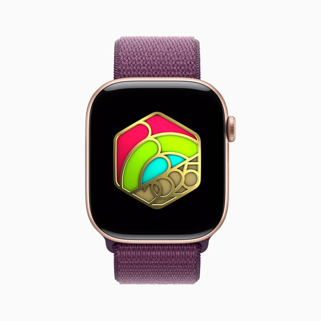 Le trophée en édition limitée que les utilisateurs Fitness+ peuvent obtenir en janvier est affiché sur une Apple Watch.