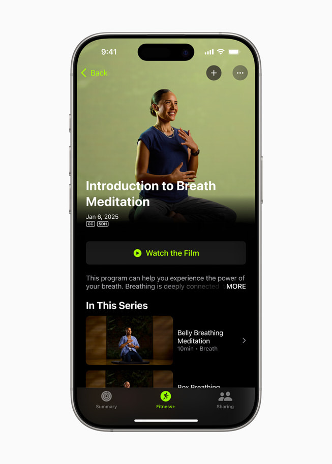 Le programme Introduction à la méditation basée sur la respiration est affiché dans Apple Fitness+ sur un iPhone 16.