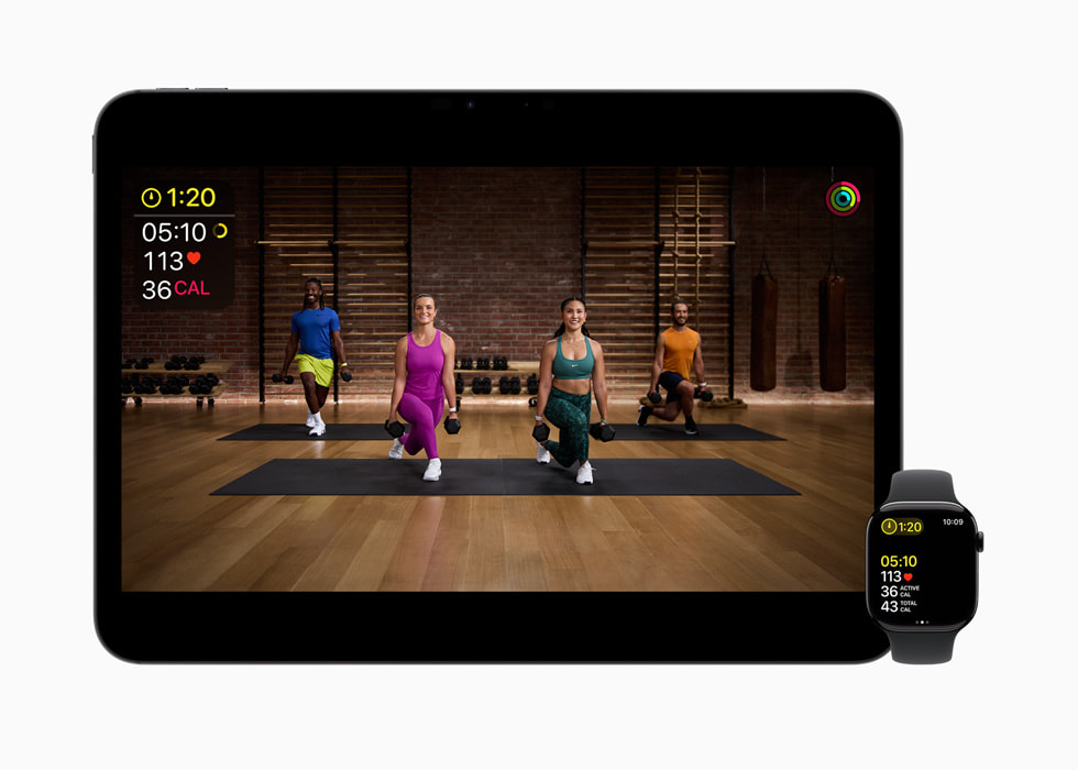 Le programme Force, endurance et agilité pour le pickleball est affiché dans Apple Fitness+ sur un iPad Air et une Apple Watch.