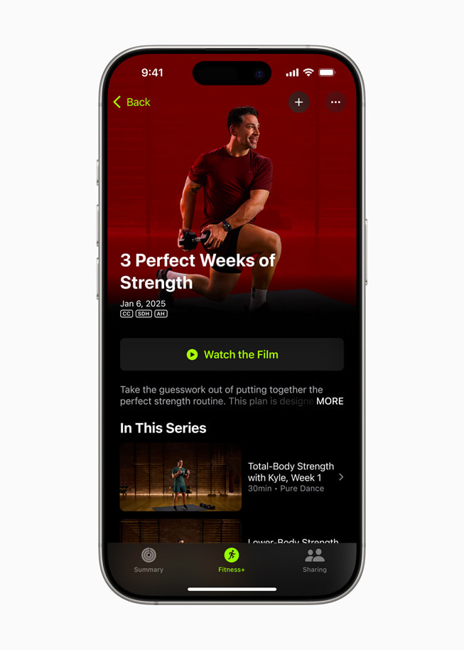 Le programme Trois semaines idéales de renforcement musculaire est affiché dans Apple Fitness+ sur un iPhone 16.