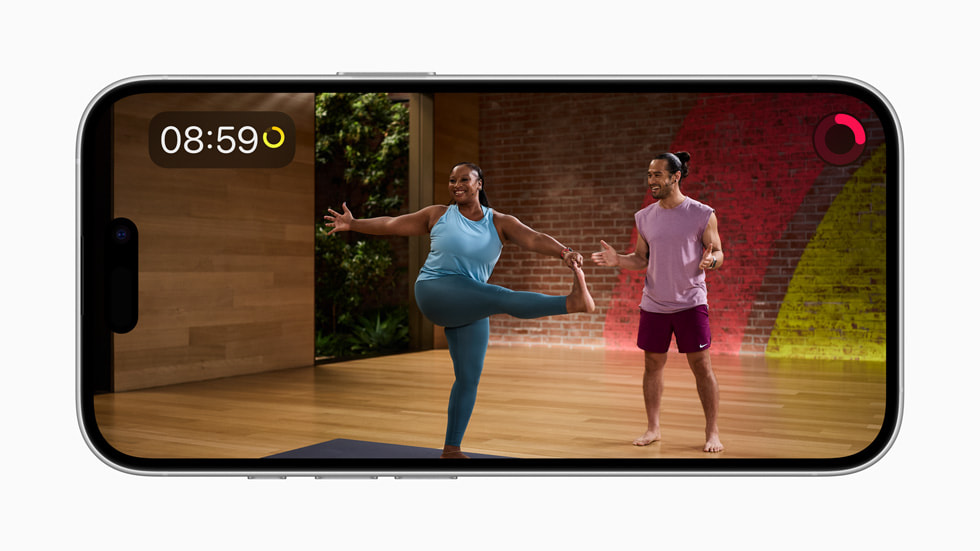 Le programme Postures de pointe de yoga est affiché dans Apple Fitness+ sur un iPhone 16.