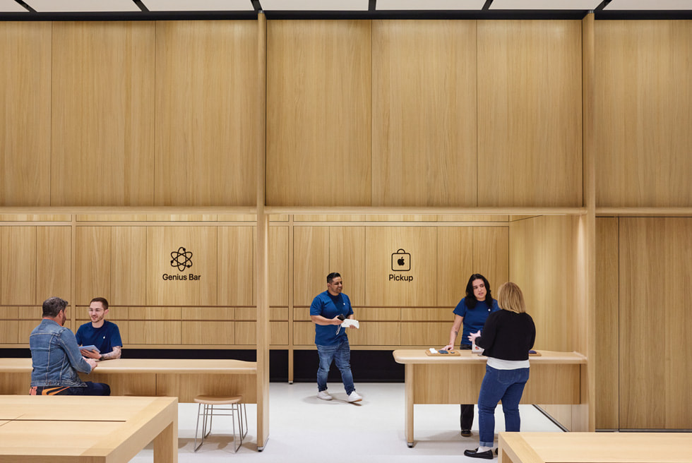 Khu vực Apple Pickup riêng biệt và Genius Bar tại Apple Miami Worldcenter.  