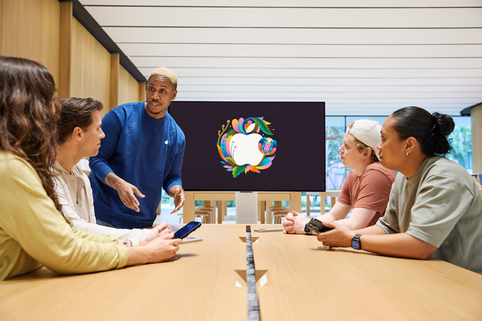 Một nhân viên đang dẫn dắt buổi Today at Apple tại cửa hàng Apple Miami Worldcenter.  