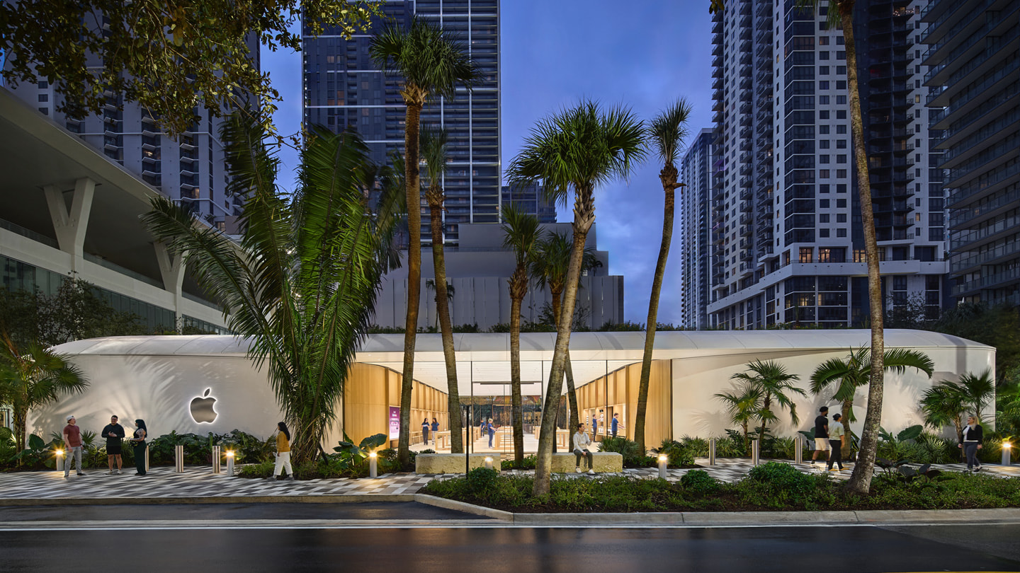 Ảnh chụp toàn cảnh bên ngoài cửa hàng Apple Miami Worldcenter. 