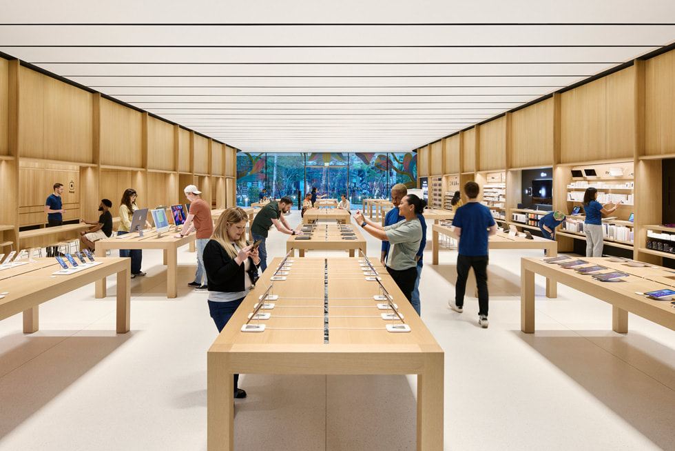Ảnh chụp toàn cảnh bên trong cửa hàng Apple Miami Worldcenter. 