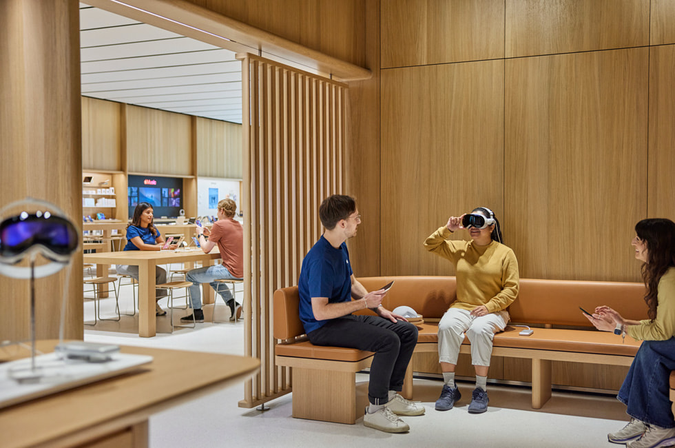 Khu vực minh họa Apple Vision Pro tại Apple Miami Worldcenter.  